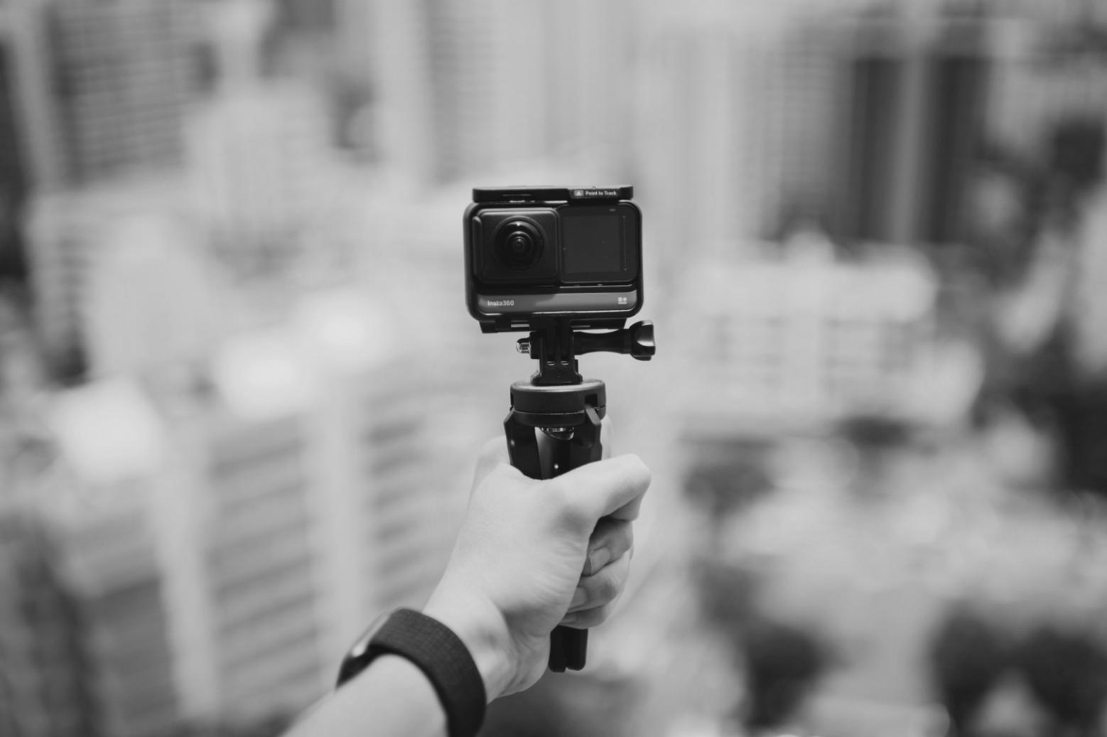 Filmset mit professioneller Beleuchtung während der Aufnahme