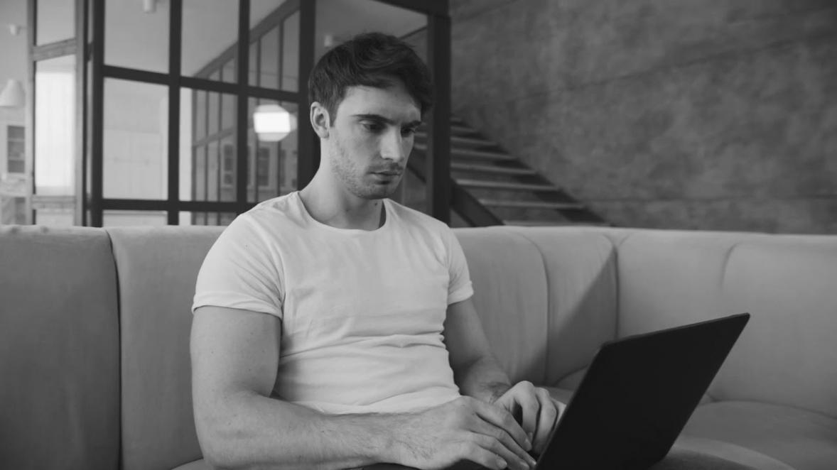 Professionelle Farbkorrektur-Arbeitsplatz mit mehreren Monitoren