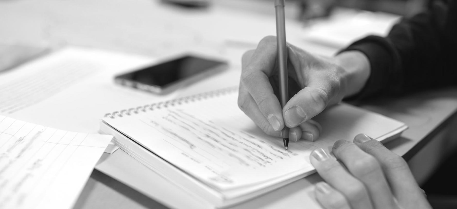 Detailaufnahme von Farbkorrektur-Software und kreativen Prozessen