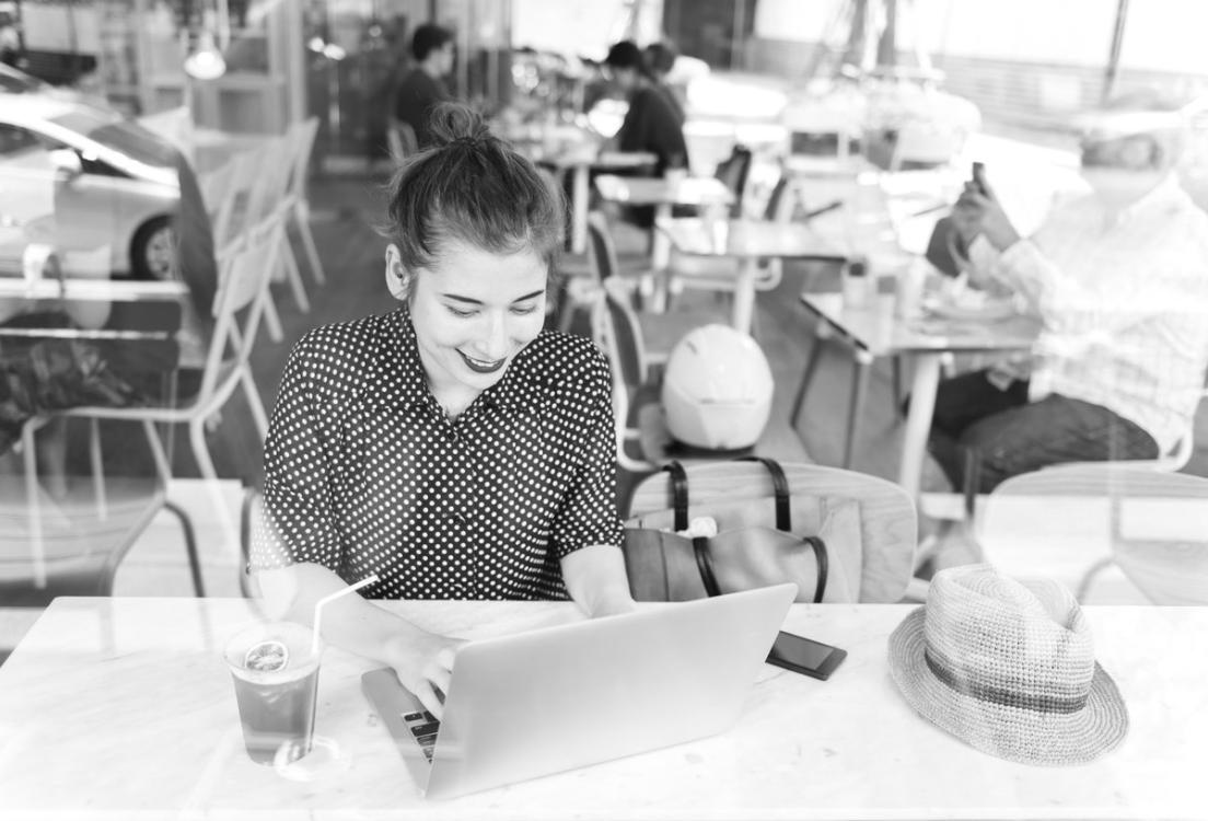 Professionelles Color Grading Setup mit Farbkorrektursoftware und Referenzmonitor